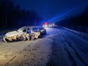 Пассажира пришлось доставать спасателям жесткая авария произошла на трассе в Приамурье фото 