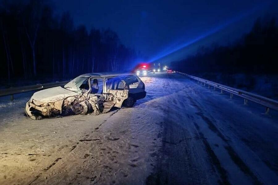 Пассажира пришлось доставать спасателям жесткая авария произошла на трассе в Приамурье фото 