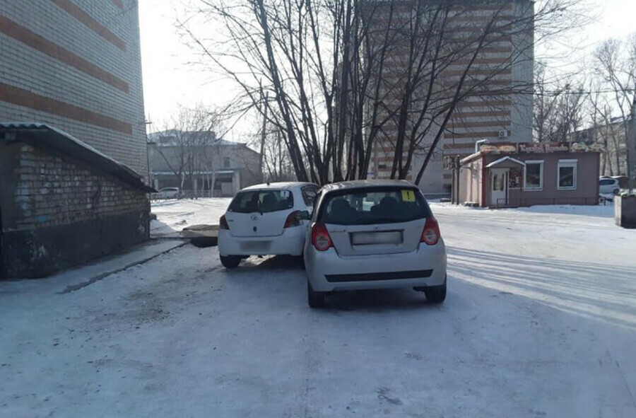 Охранник платной парковки в Белогорске поехал на чужом авто за сигаретами Что из этого вышло