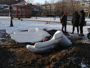 В благовещенском парке Дружбы из земли выросли руки берегущие природу