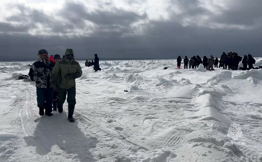 Унесённых на льдине сахалинских рыбаков эвакуировал вертолёт Среди спасенных были дети