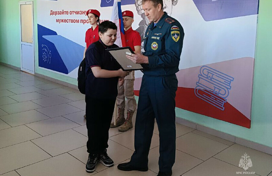 В Амурской области наградили шестиклассника за смелость на пожаре