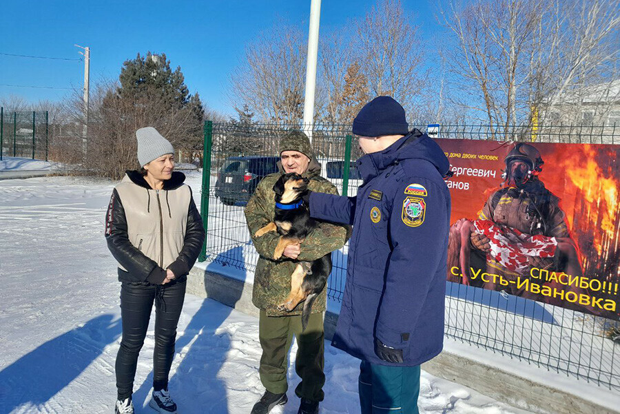 Спасибо за жизнь спасенный из пожара пожилой амурчанин встретился со своим спасителем