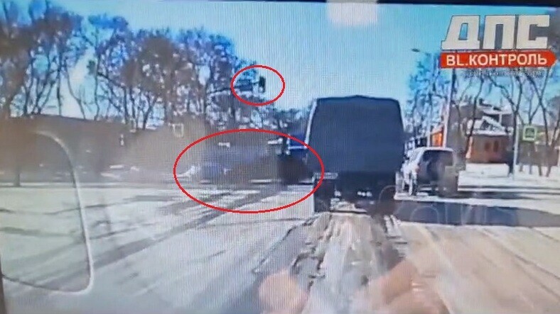 В центре Благовещенска иномарка вылетела на перекресток на красный и снесла автомобиль такси видео
