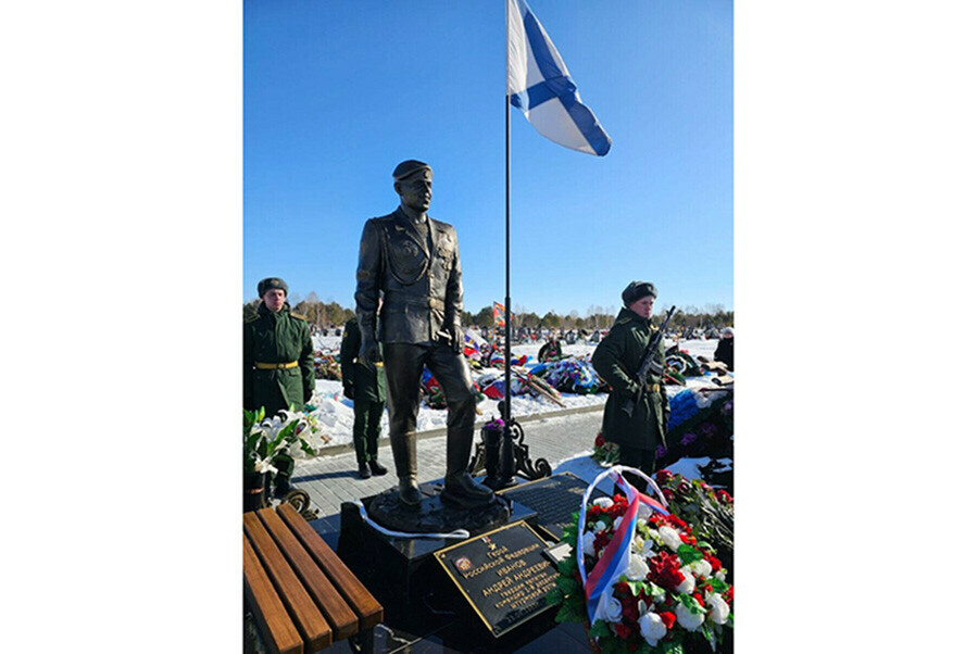 Продолжал сражаться до последних секунд жизни на кладбище Благовещенска открыли памятник Герою России Андрею Иванову