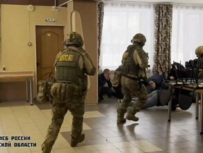 В центре Благовещенска спецслужбы провели учения по обезвреживанию диверсантов и ликвидации взрывного устройства видео