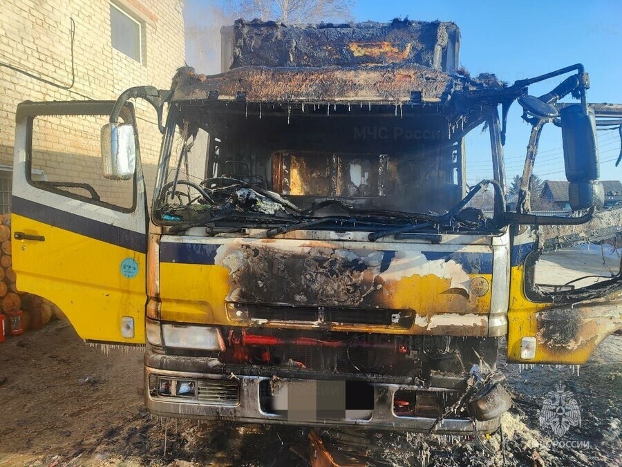 В Амурской области водитель отогревал замёрзший грузовик тепловой пушкой и поджег его