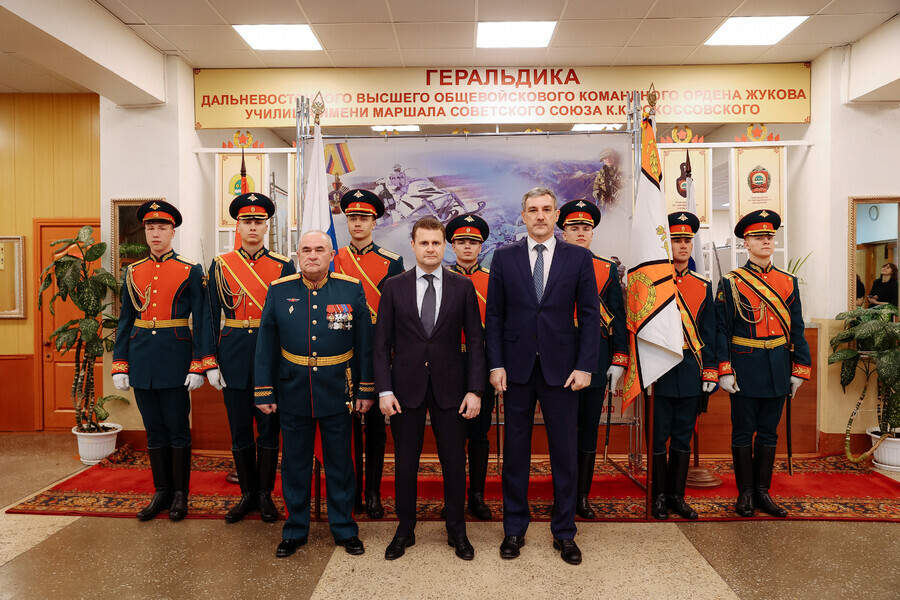 В Амурскую область приехал глава Минвостокразвития РФ Кого он лично поздравил с 23 февраля
