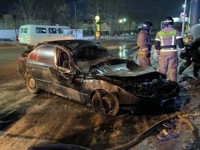 От машины почти ничего не осталось загоревшийся после ДТП автомобиль тушили сотрудники МЧС фото