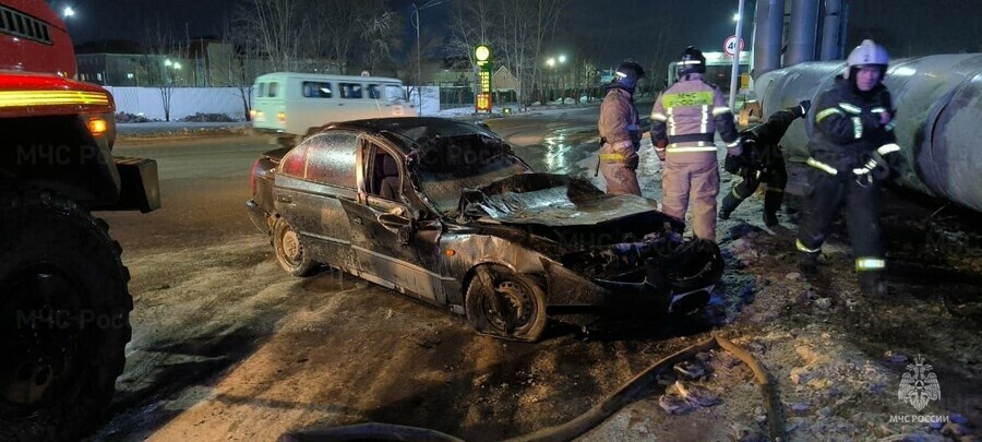 От машины почти ничего не осталось загоревшийся после ДТП автомобиль тушили сотрудники МЧС фото
