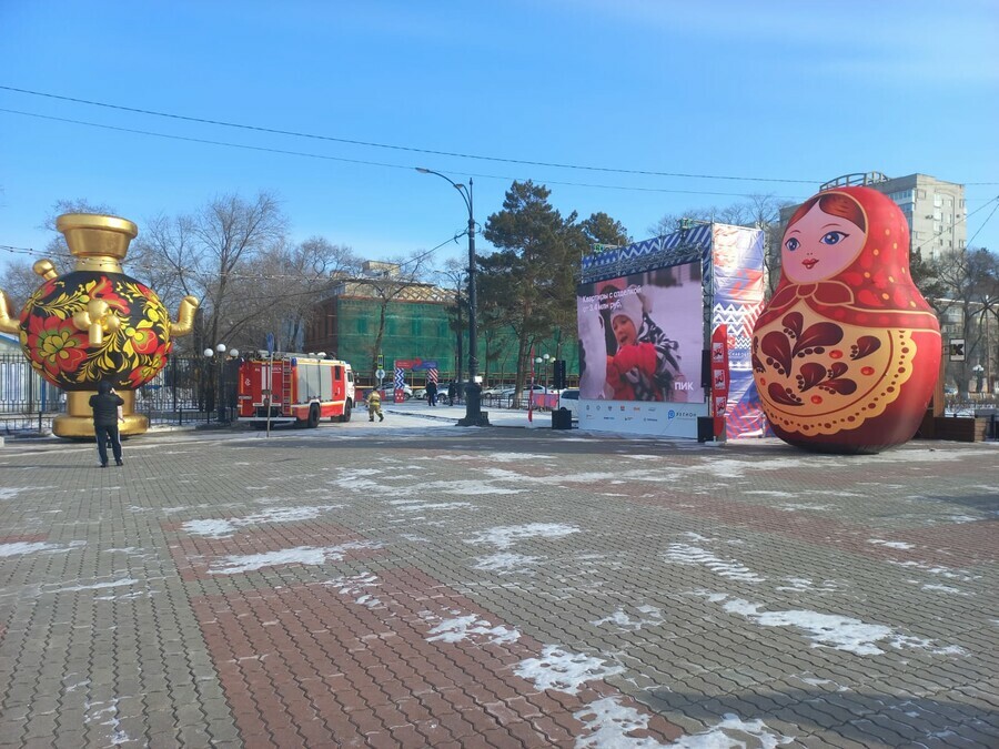 Собирается очень много народа в Благовещенске ждут начала международных зимних игр на Амуре фото видео