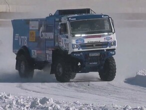 Легендарные гонщики тяжелых КамАЗмастер устроили сумасшедший дрифт на льду Амура