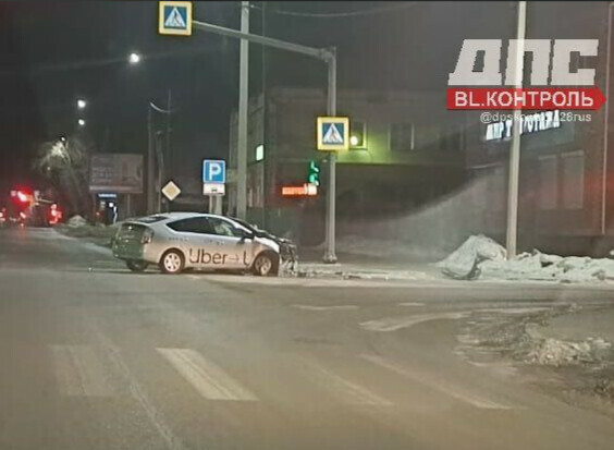 Такси влетело в ограждение в Благовещенске