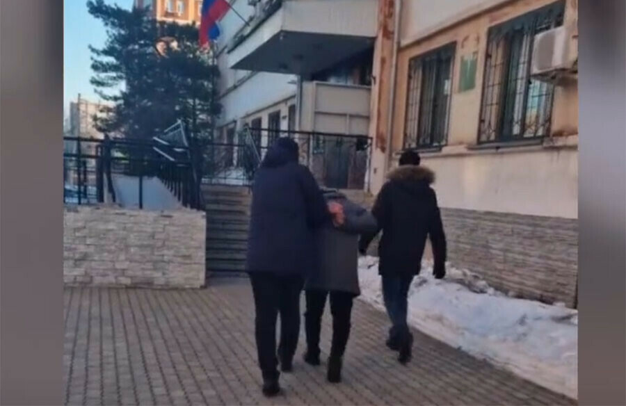Серийный мошенник взявший у горожан почти 2 миллиона рублей на бизнес задержан на улице Благовещенска видео