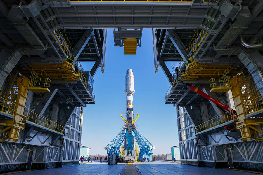 Ракету Союз со спутником привезли на место старта космодрома Восточный фото видео
