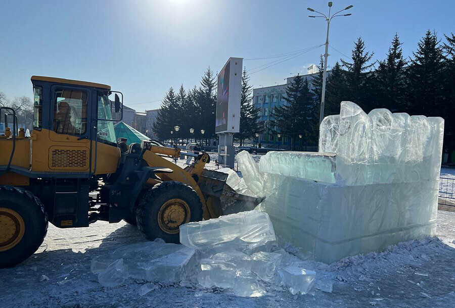 В Белогорске за один день убрали ледовый городок