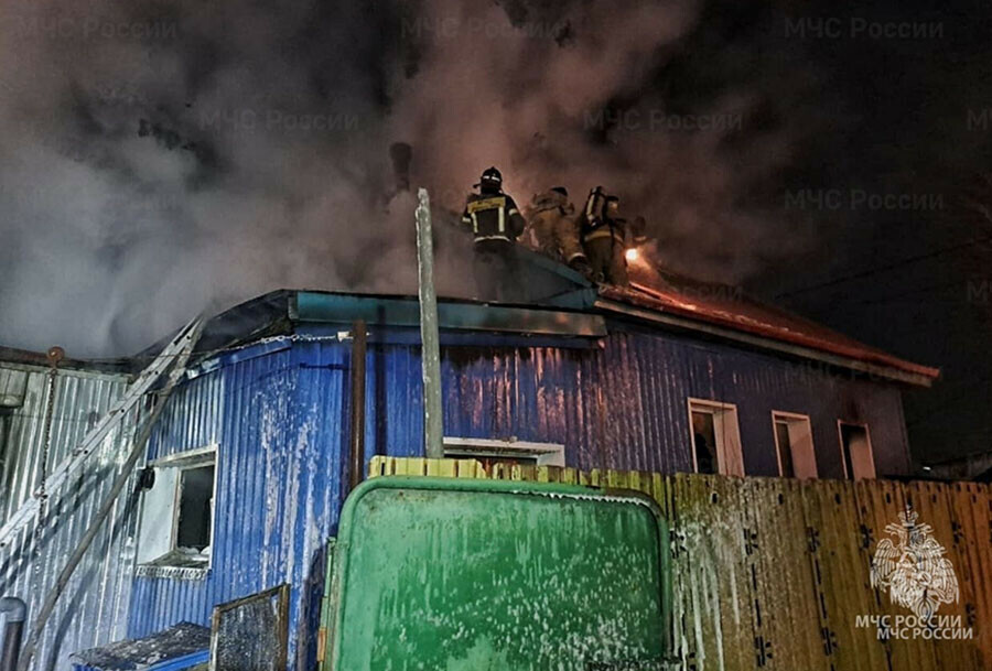 Мужчина и женщина погибли в пожаре в Амурской области видео