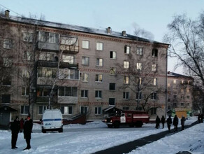 Амурские пожарные на руках вынесли из задымленного здания женщину с травмой ноги