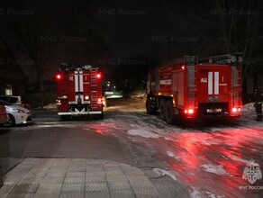 К одной из гостиниц Благовещенска ночью стянулись пожарные автомобили фото видео