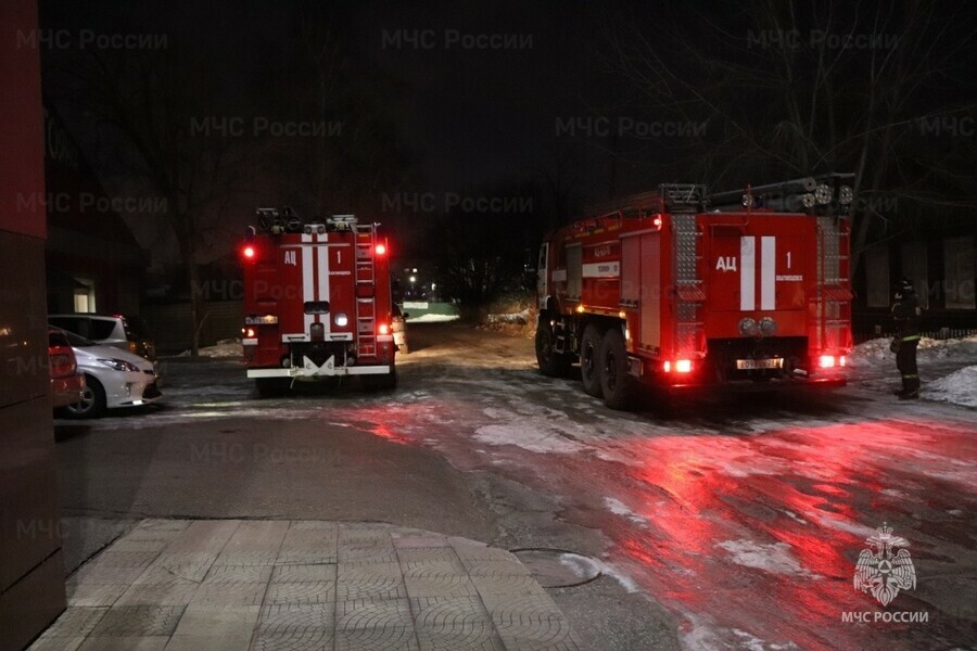 К одной из гостиниц Благовещенска ночью стянулись пожарные автомобили фото видео