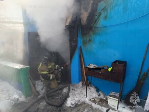 В Амурской области пожарные тушили баню тремя пожарными машинами