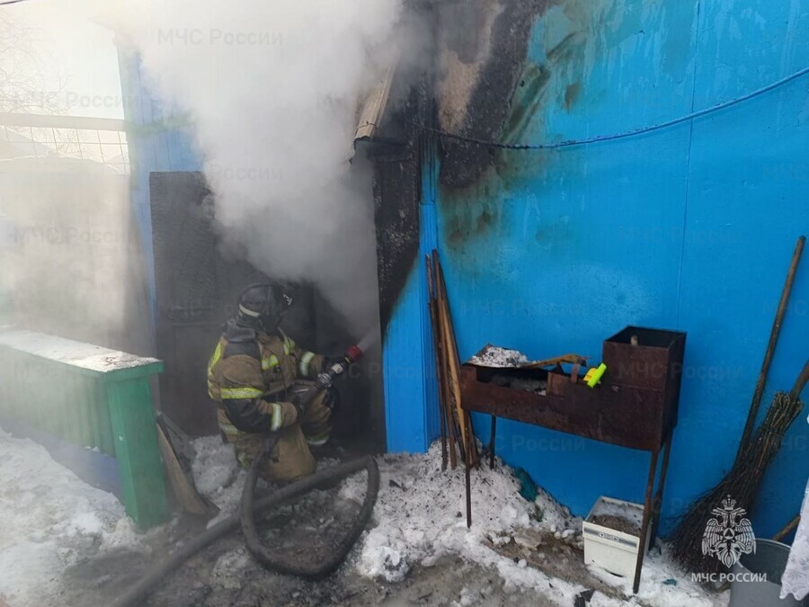 В Амурской области пожарные тушили баню тремя пожарными машинами