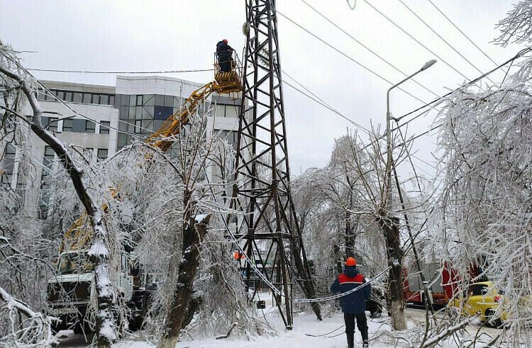 Устранять последствия серьезного удара стихии в Приморье помогают амурские пожарные