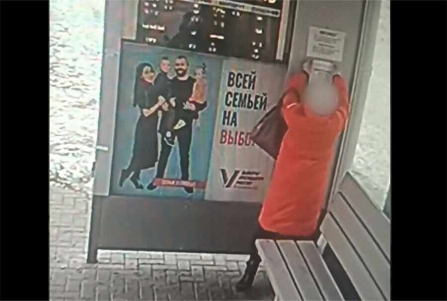 Женщина испортила автобусную остановку в Благовещенске видео