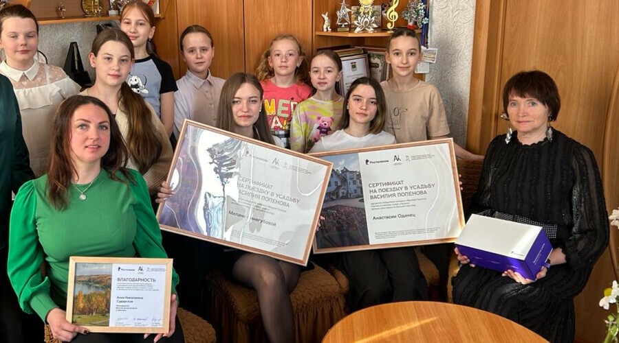 Не верится до сих пор школьницы из села Ивановка выиграли поездку в усадьбу известного русского художника