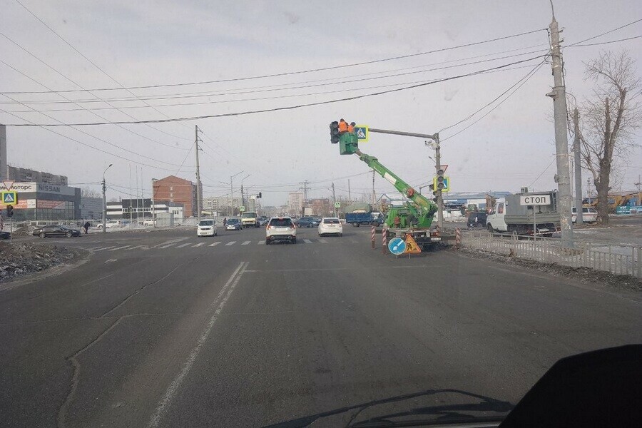 На оживленном перекрестке Благовещенска отключили светофор 