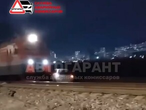 Применил экстренное торможение Toyota Vitz попал под поезд во Владивостоке видео 