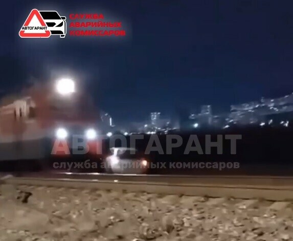 Применил экстренное торможение Toyota Vitz попал под поезд во Владивостоке видео 