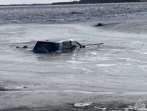 Автомобилист выехал на лед и провалился в районе Свободного 