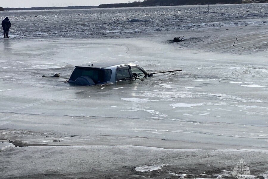Автомобилист выехал на лед и провалился в районе Свободного 