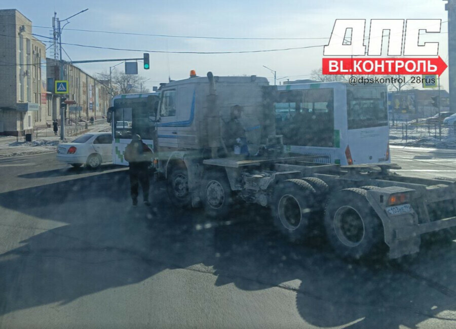В Благовещенске пассажирский автобус столкнулся с тягачом