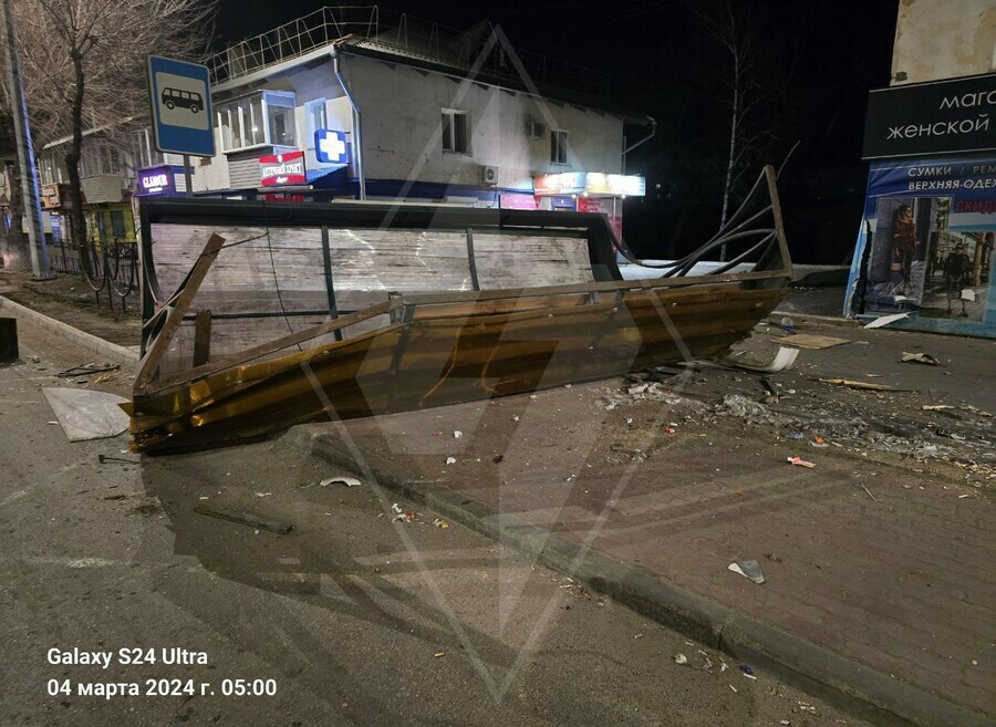 В Свободном ночной гонщик снес автобусную остановку