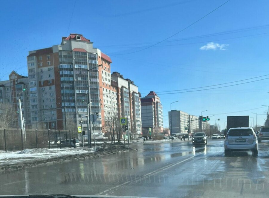 В Благовещенске строители катка повредили водовод к бассейну Вода хлынула на дорогу фото видео