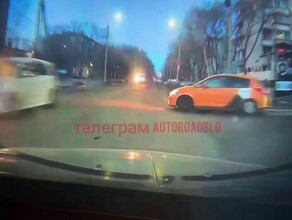 Момент странного ДТП в микрорайоне Благовещенска попал на видеорегистратор