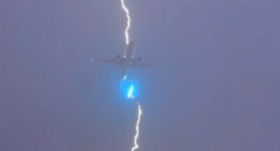 Молния ударила в пассажирский самолет после взлета видео