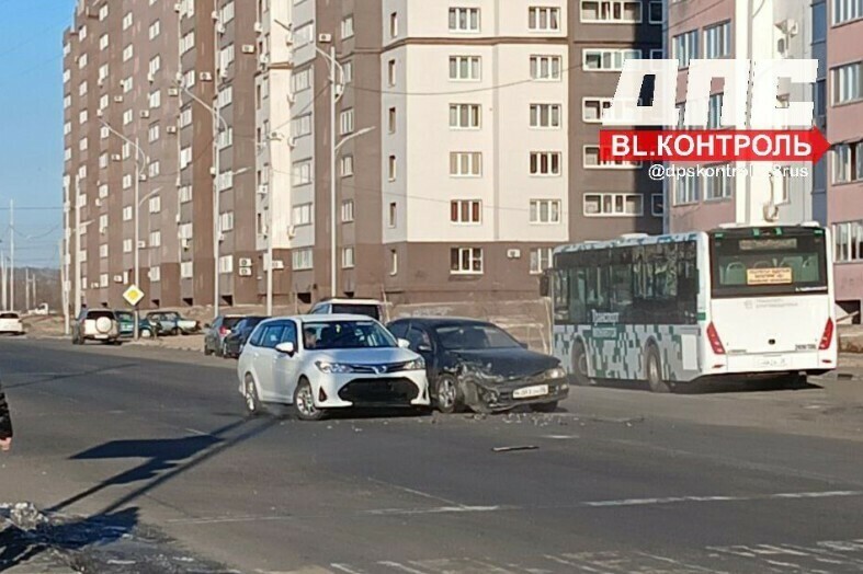 Аварийное утро в трех районах Благовещенска изза утренних ДТП затруднен проезд на дорогах