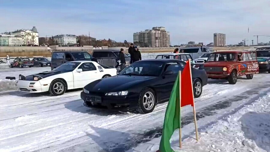 Амурские дрифтеры устроили зрелищные гонки на льду Амура видео