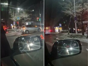 В центре Благовещенска в результате ДТП автомобиль чудом не зацепил автобусную остановку видео