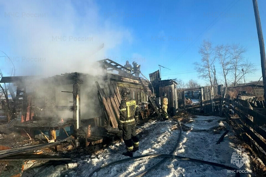 В частном подворье Благовещенска произошел пожар фото 