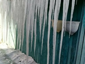 В одном из городов Приамурья заметили необычные двухметровые сосульки фото