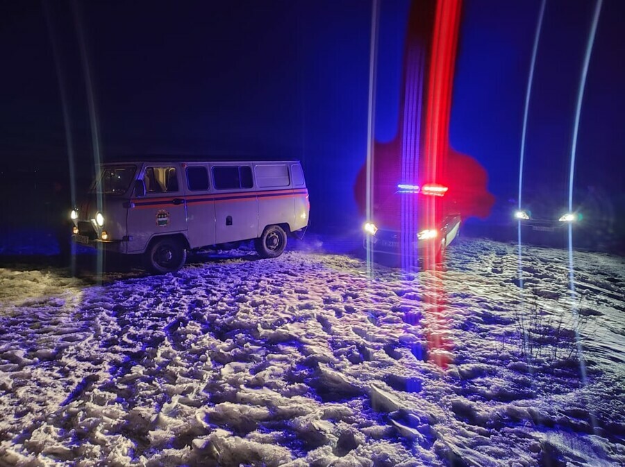 В Амурской области двух человек в темноте спасли с дрейфующей льдины Подробности видео