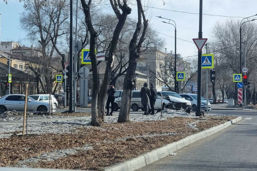 Жёсткое ДТП в центре Благовещенска затруднило движение фото 