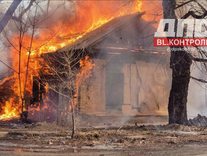 В Благовещенске загорелся нежилой деревянный дом на Партизанской видео