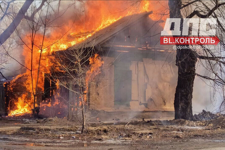 В Благовещенске загорелся нежилой деревянный дом на Партизанской видео