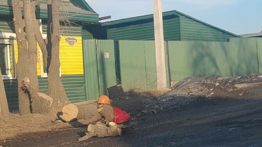 В Свободном на дороге ктото воздвиг памятник вахтовику