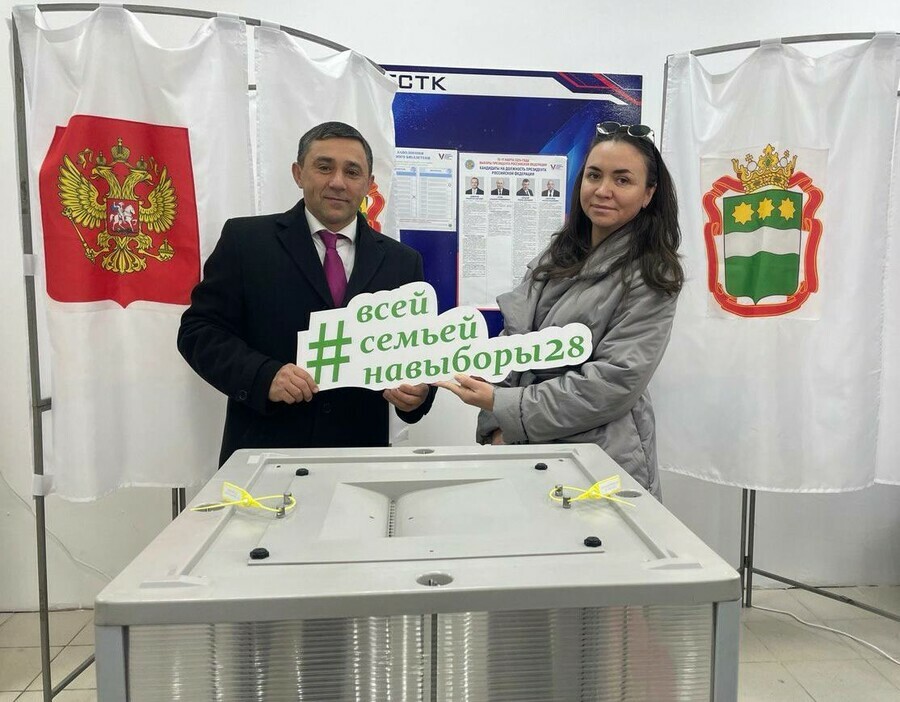 Мэр Благовещенска Олег Имамеев с супругой проголосовали на выборах президента в 8 часов утра